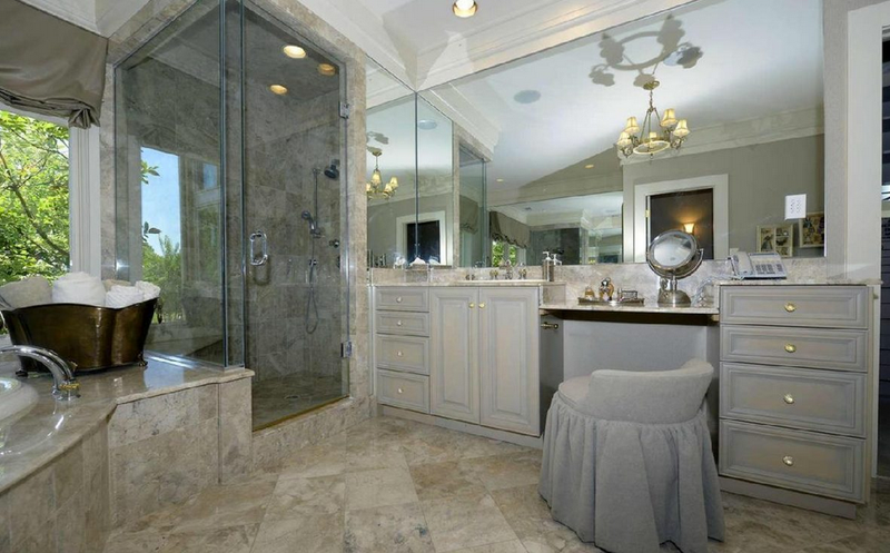 Illustration for article titled John Wall's New Mansion Has 10 Bathrooms And A Basketball Court